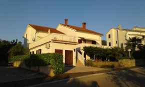 Apartments and rooms with parking space Njivice, Krk - 17010